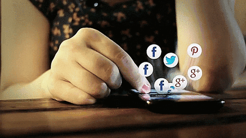 desplazándose por las redes sociales - gif