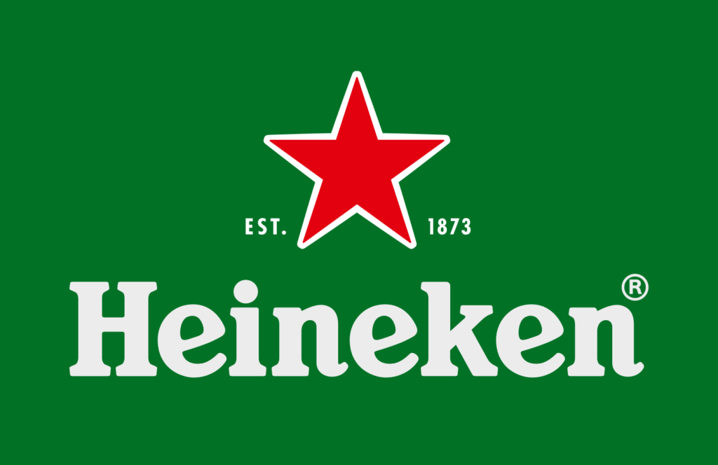 Logotipo de Heineken con una estrella roja, texto blanco "Heineken" y "EST". 1873' sobre un fondo verde