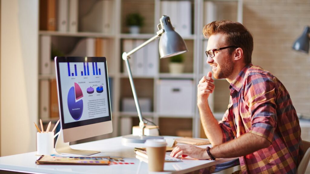 Hombre trabajando por la mañana